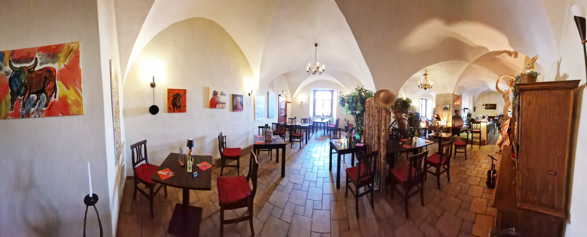 Der Gastraum der Bodega del Castillo mit historischen Gewölben und gedeckten Tischen